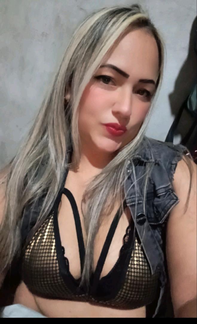 Adult woman from Venezuela in a late-night video chat portrait